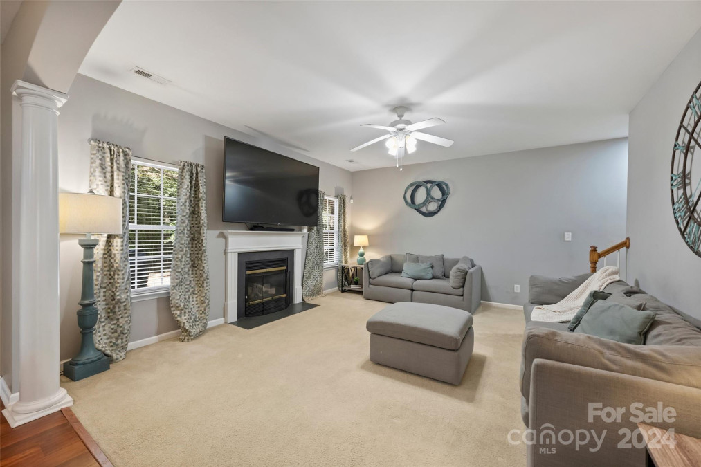 2507 Oakdale Creek Ln Charlotte, NC 28216