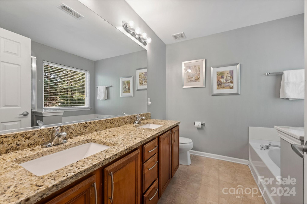 2507 Oakdale Creek Ln Charlotte, NC 28216