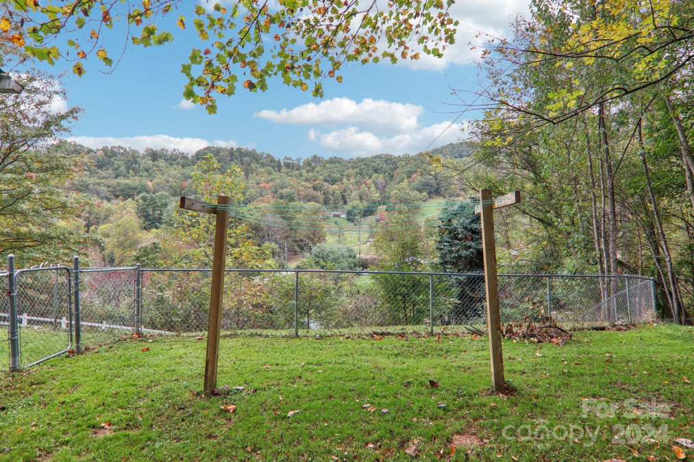 155 Nature Ln Waynesville, NC 28786