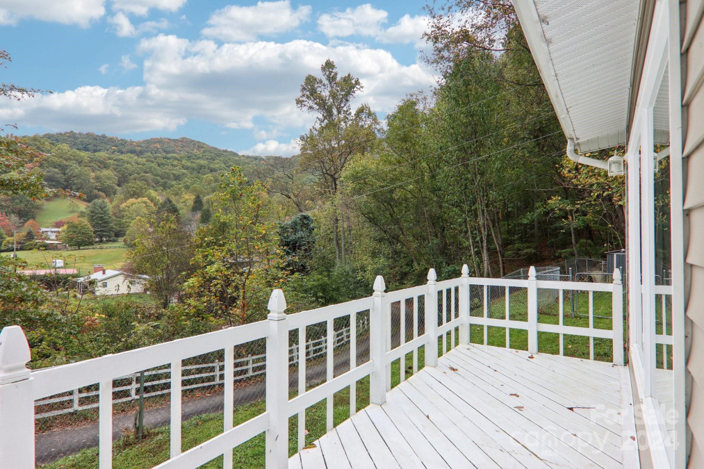 155 Nature Ln Waynesville, NC 28786