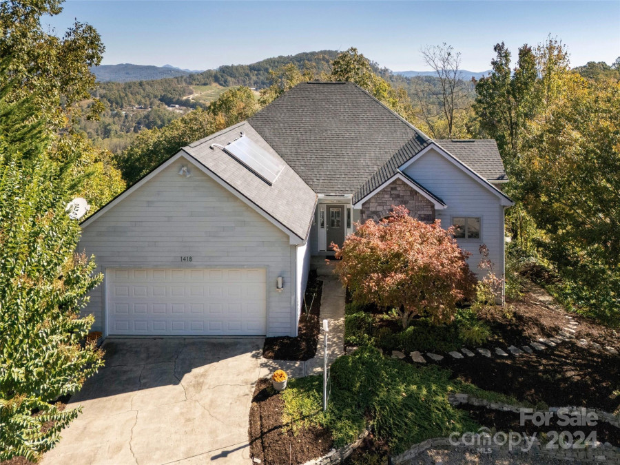 1418 Woodsong Dr Hendersonville, NC 28791