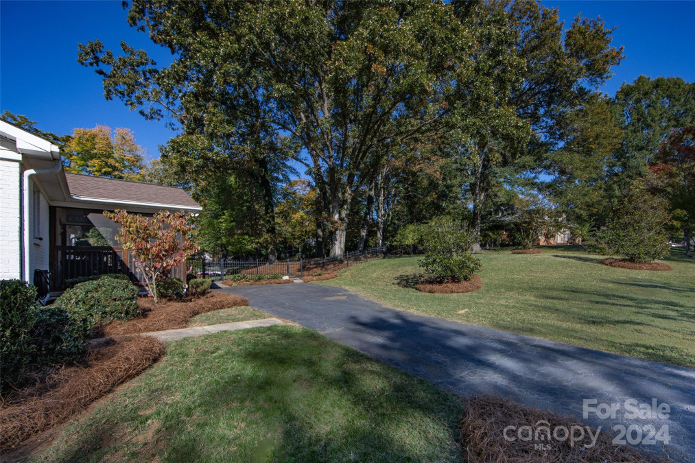 7025 Heatherford Dr Charlotte, NC 28226