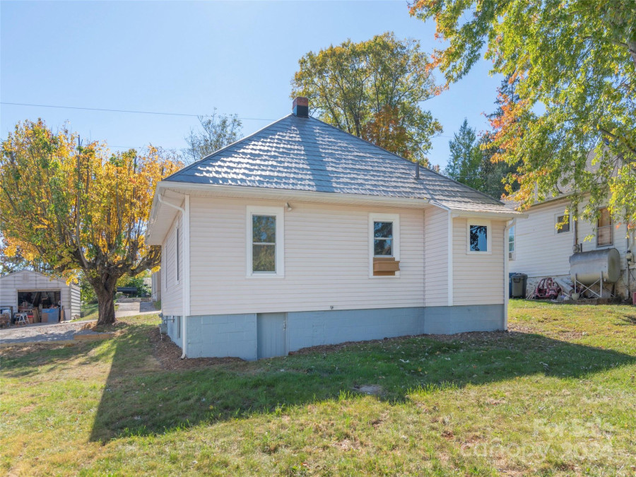 17 Wesley St Canton, NC 28716