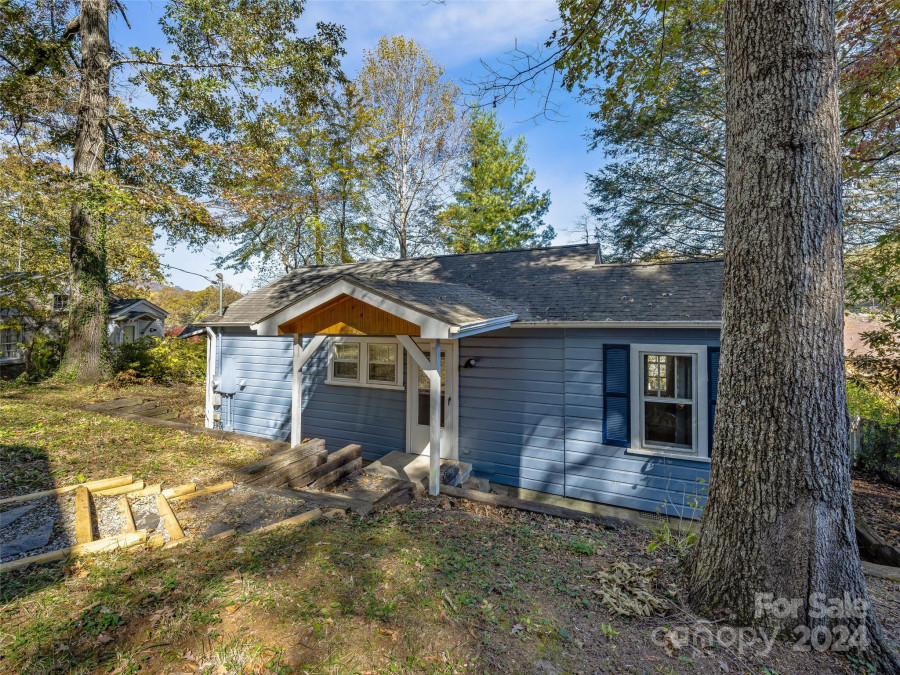 575 Buena Vista Ln Hendersonville, NC 28791