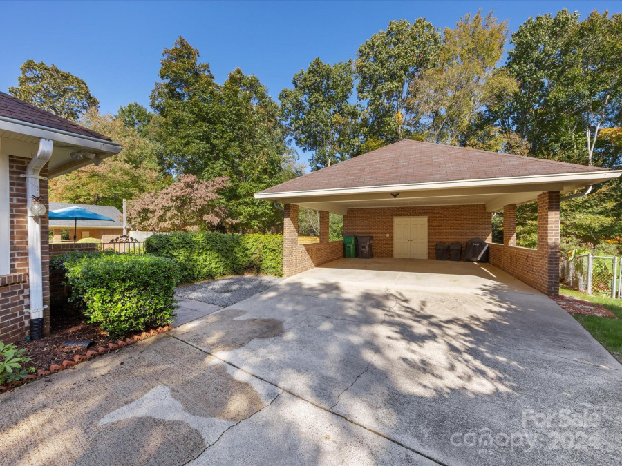 1101 Shadowbrook Ln Charlotte, NC 28211