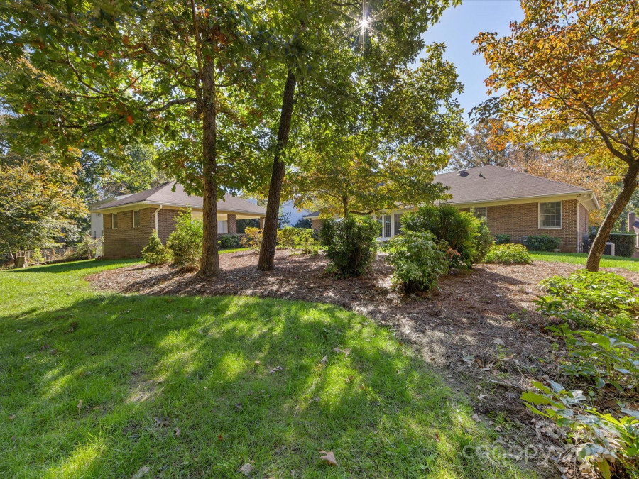 1101 Shadowbrook Ln Charlotte, NC 28211