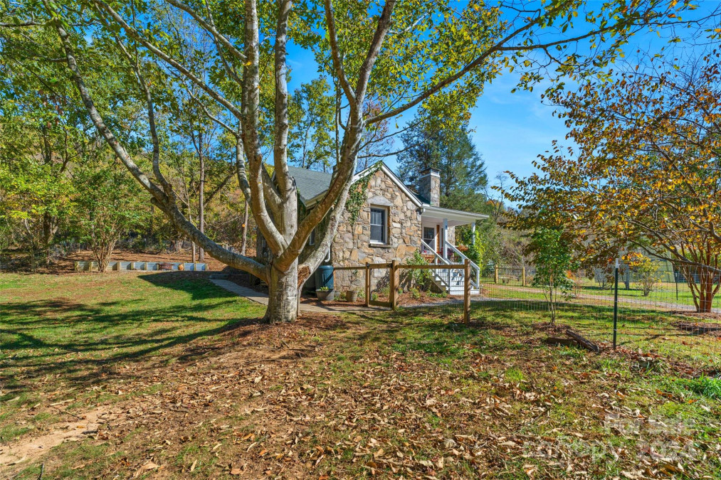 8 Beech Spring Dr Weaverville, NC 28787