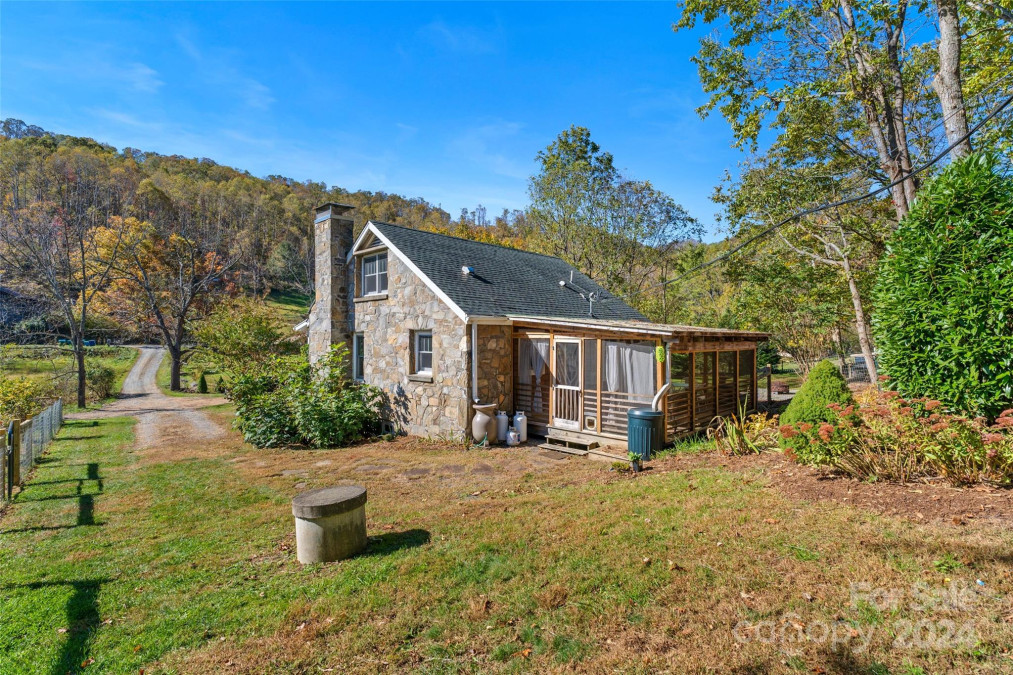 8 Beech Spring Dr Weaverville, NC 28787