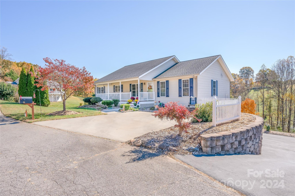 20 Piper Dr Weaverville, NC 28787