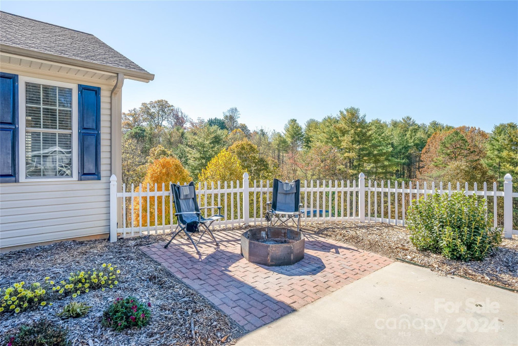 20 Piper Dr Weaverville, NC 28787