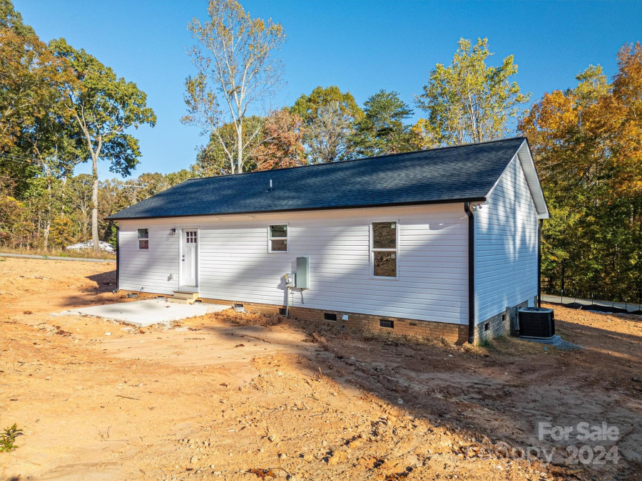 1952 Noles Cir Lincolnton, NC 28092