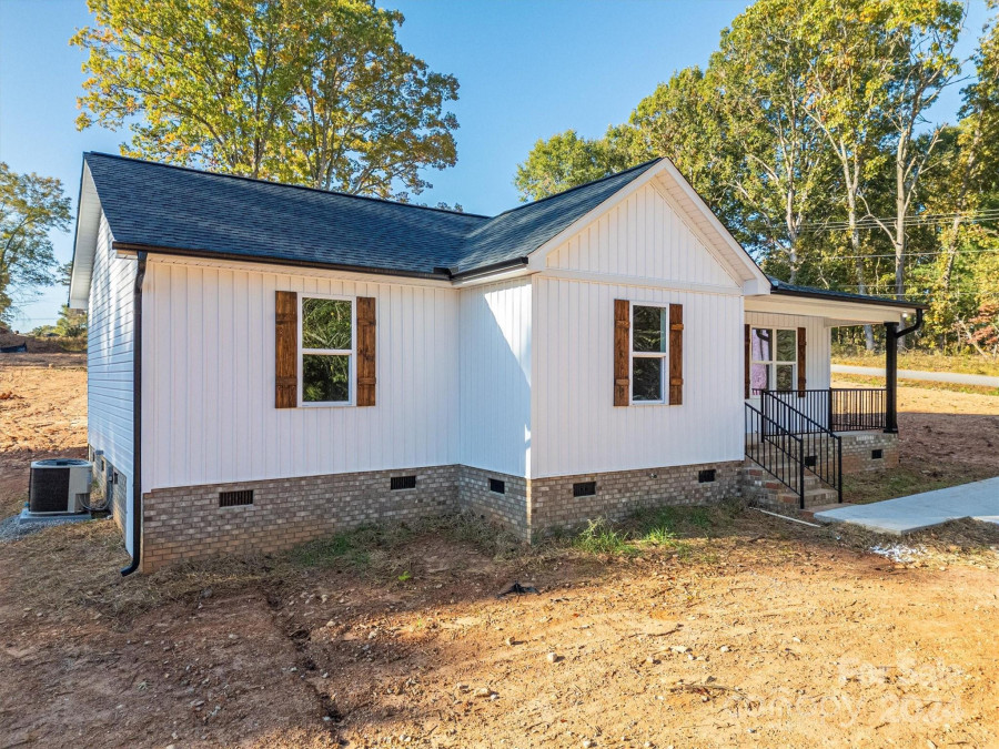 1952 Noles Cir Lincolnton, NC 28092