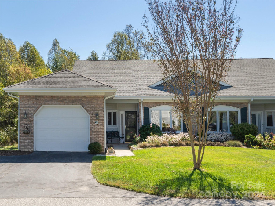 21 Country Meadows Ln Hendersonville, NC 28792