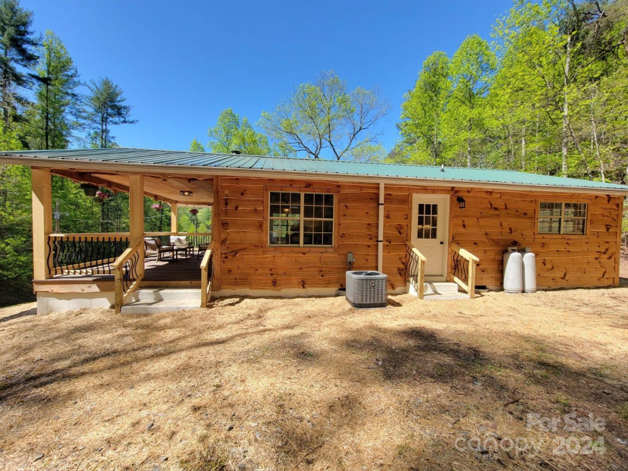 280 Plum Tree Holler Dr Hot Springs, NC 28743