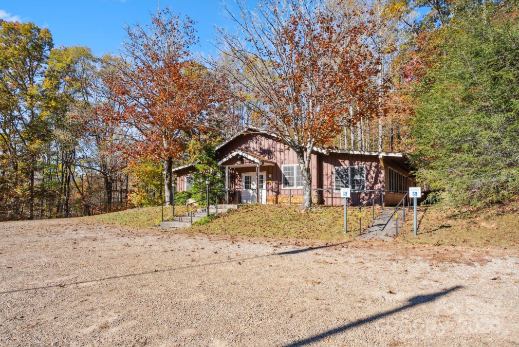 332 Possum Trot Trl Franklin, NC 28734