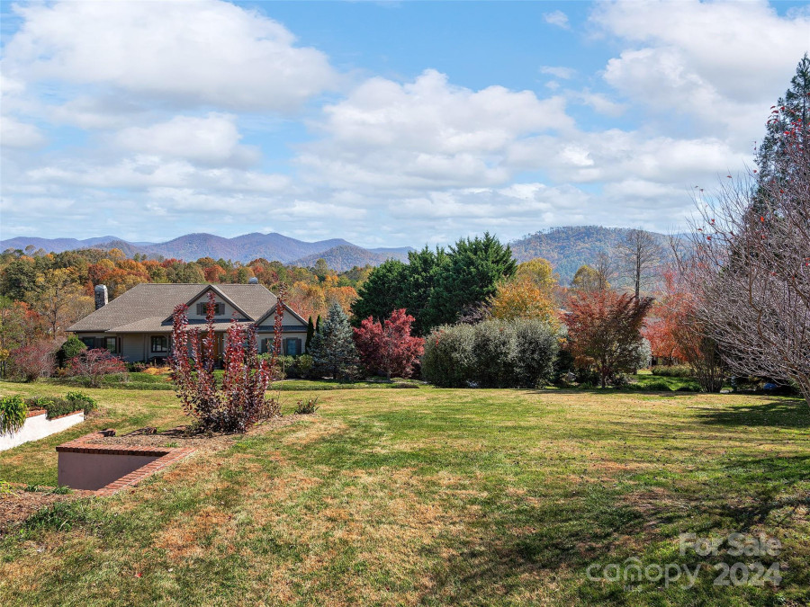 3 Lakeway Cir Weaverville, NC 28787