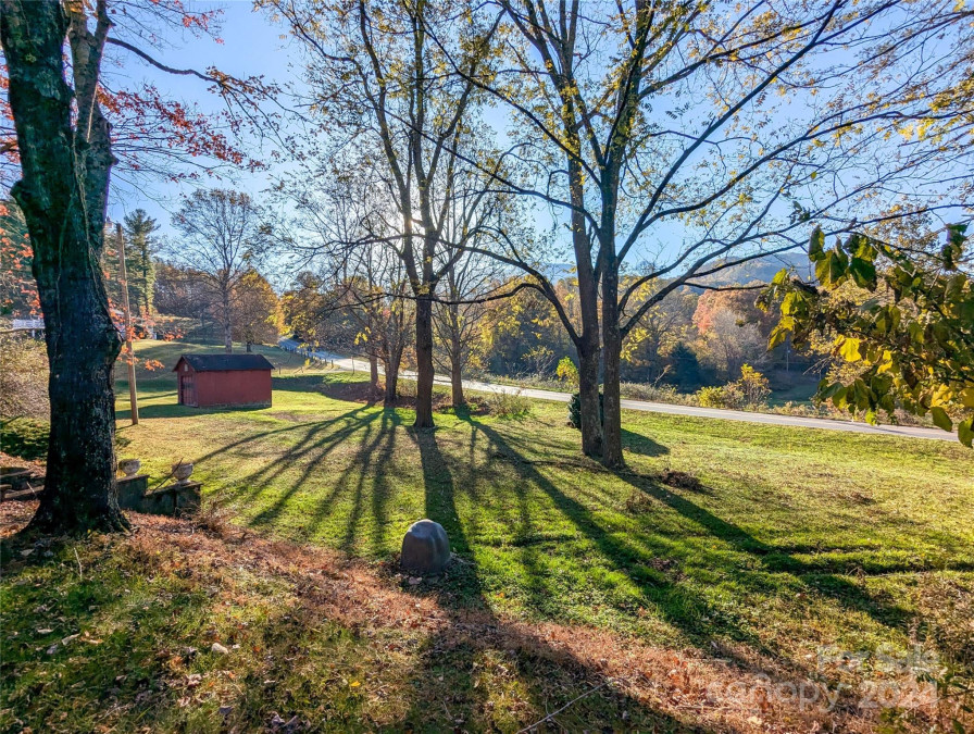 23 Barnetts Knoll Burnsville, NC 28714