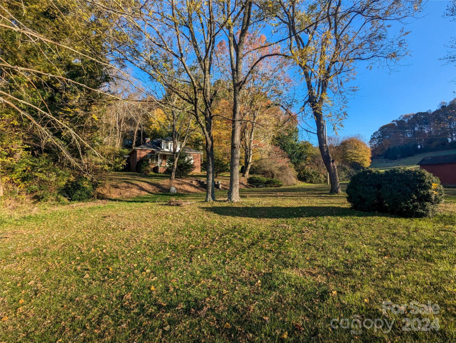 23 Barnetts Knoll Burnsville, NC 28714