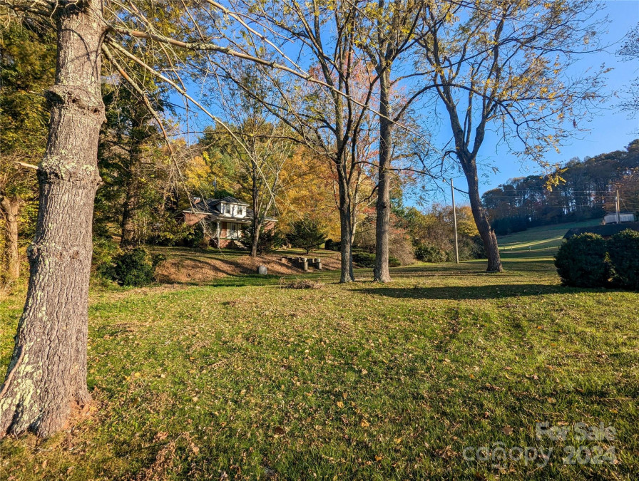 23 Barnetts Knoll Burnsville, NC 28714