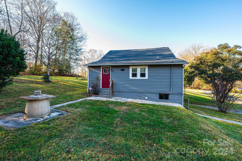 2594 Nc 18 Us 64 Hw Morganton, NC 28655