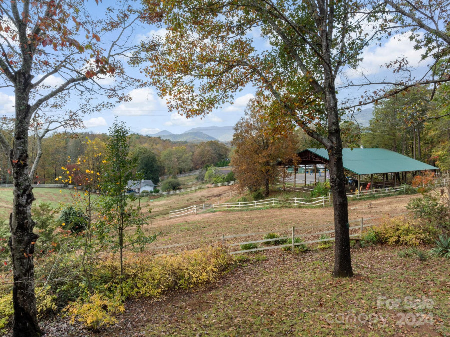 169 Oakwood Ln Columbus, NC 28722