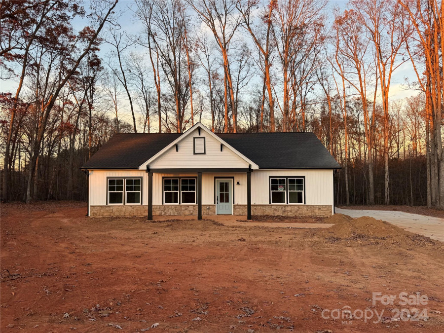 723 Memorial Hw Harmony, NC 28634