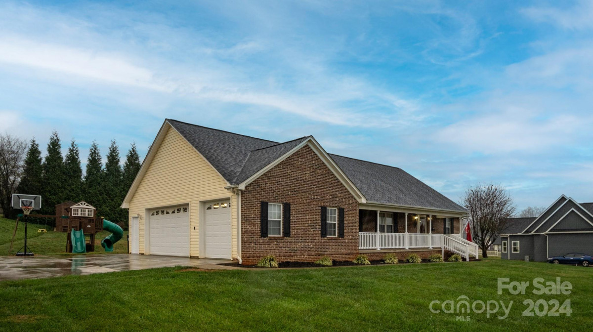 2431 Carriage Ln Lincolnton, NC 28092