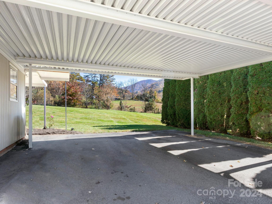 877 Oakdale Rd Waynesville, NC 28786