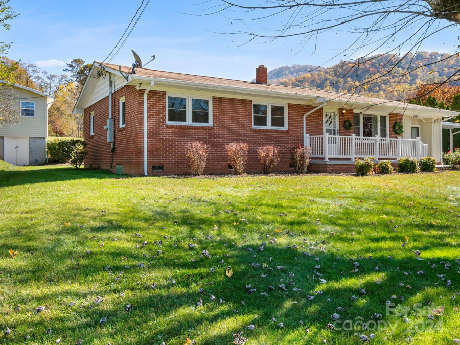 877 Oakdale Rd Waynesville, NC 28786