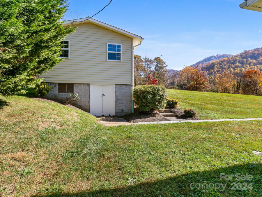 877 Oakdale Rd Waynesville, NC 28786