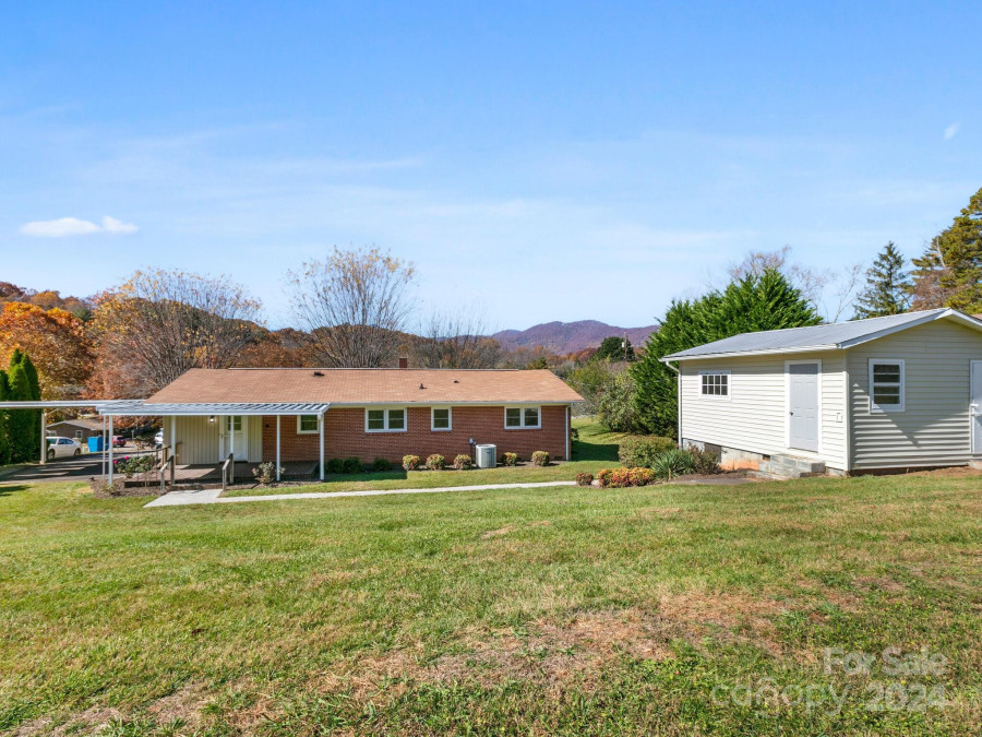 877 Oakdale Rd Waynesville, NC 28786