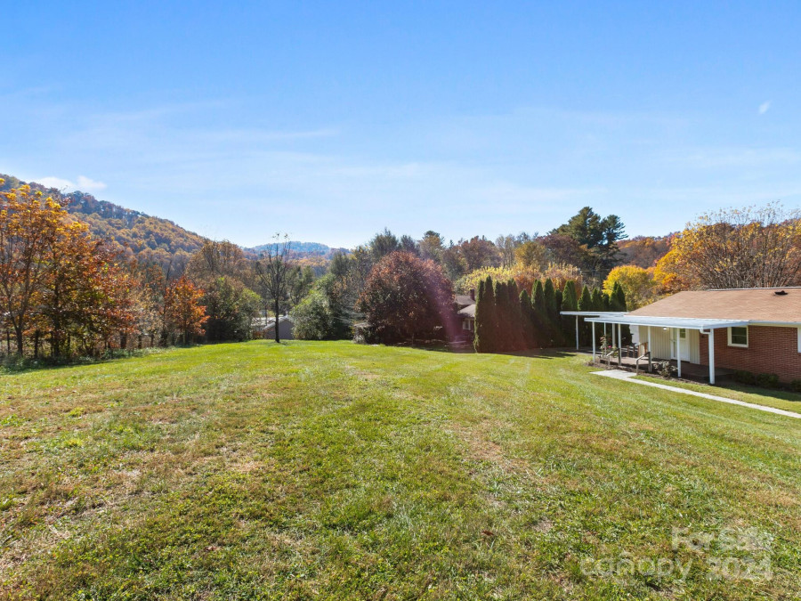 877 Oakdale Rd Waynesville, NC 28786