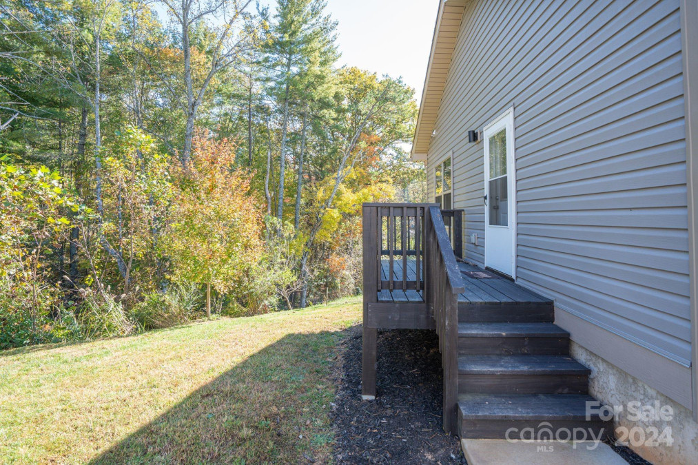 21 Lillie Farm Ln Weaverville, NC 28787