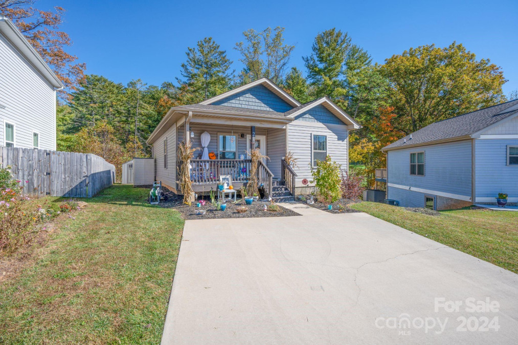 21 Lillie Farm Ln Weaverville, NC 28787