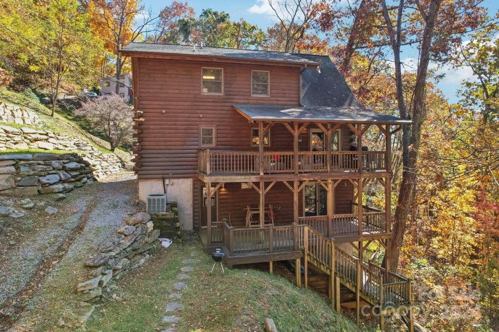 27 Tuckaway Rd Waynesville, NC 28785