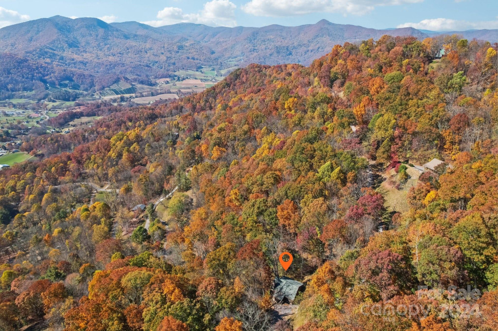 27 Tuckaway Rd Waynesville, NC 28785