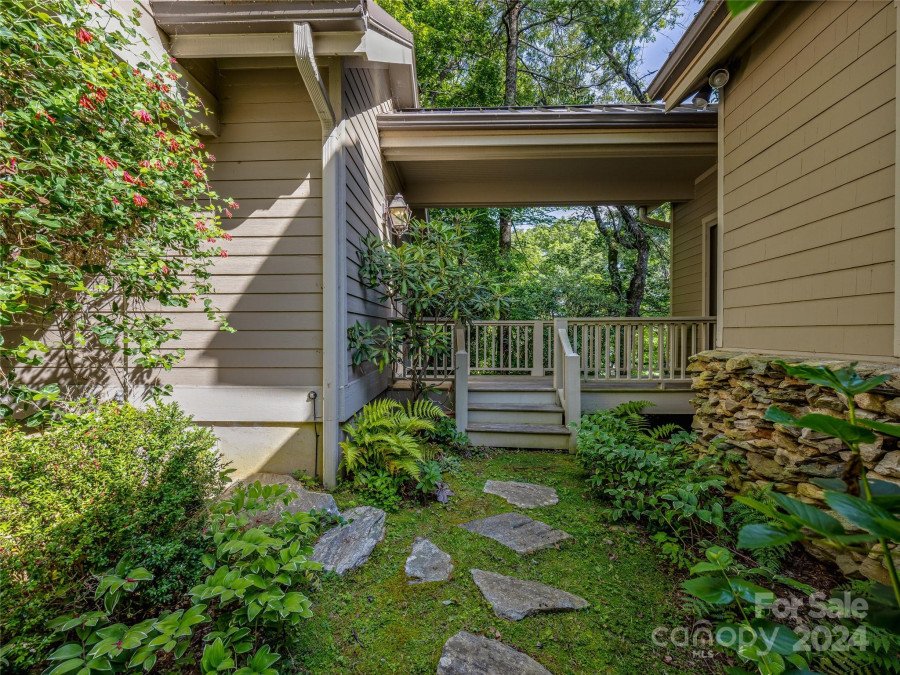 1957 Cold Mountain Rd Lake Toxaway, NC 28747