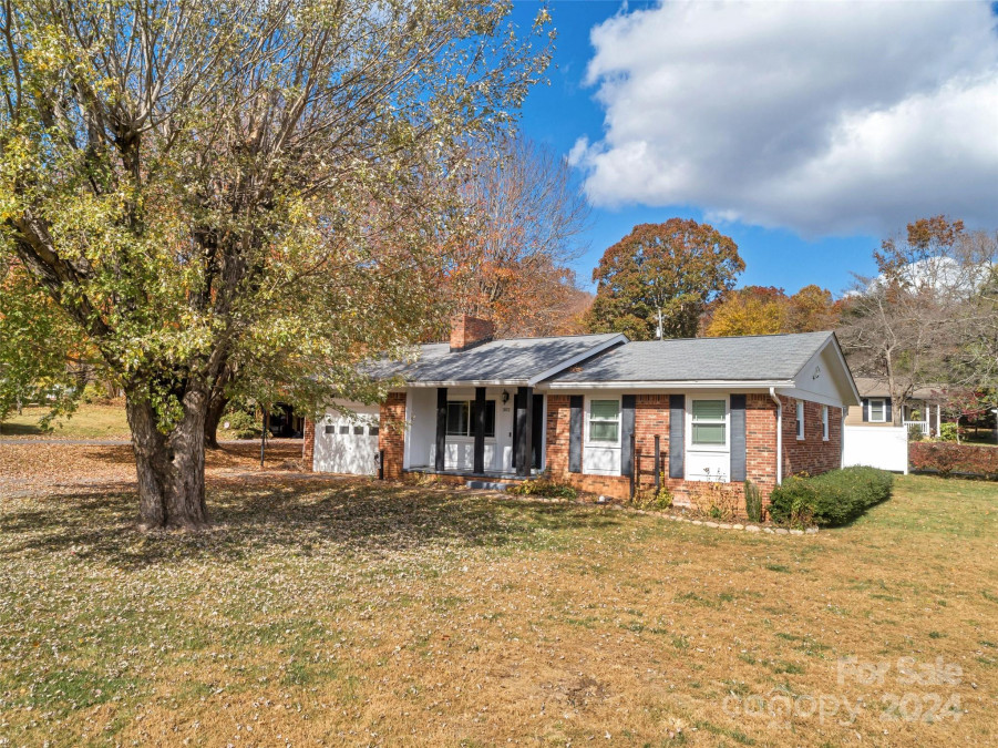 302 Marion Ave Swannanoa, NC 28778