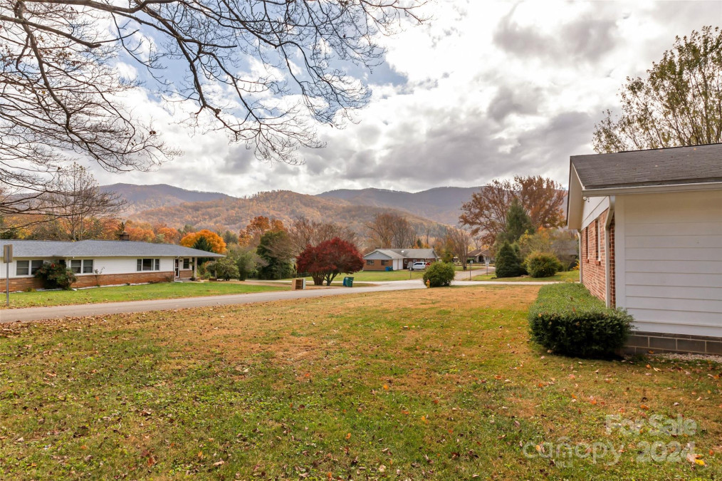 302 Marion Ave Swannanoa, NC 28778