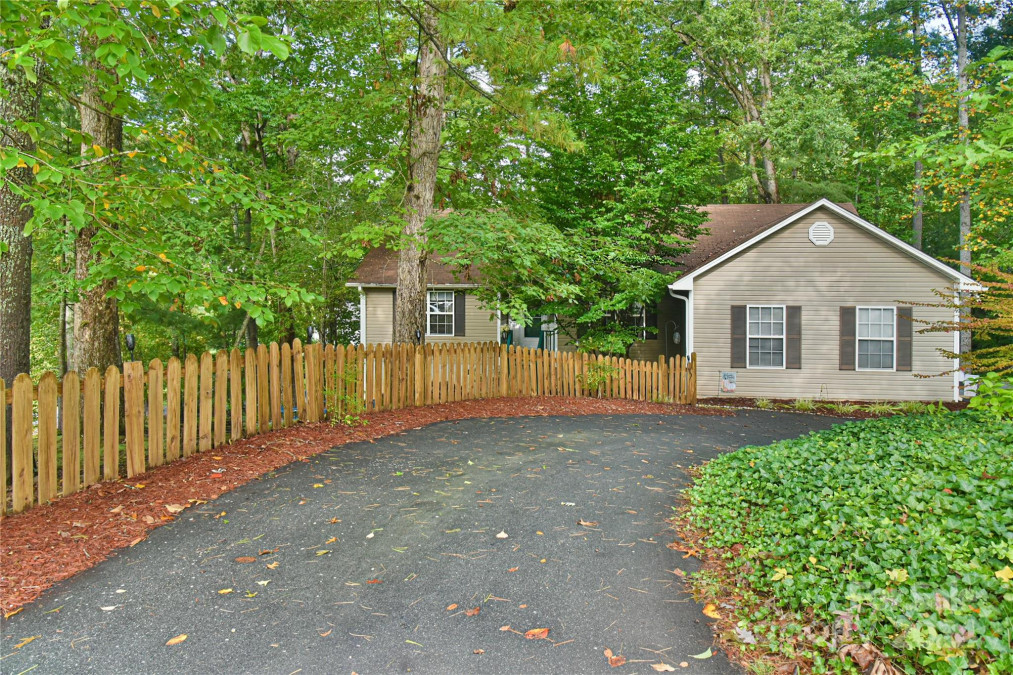 7 Oakwood Dr Weaverville, NC 28787