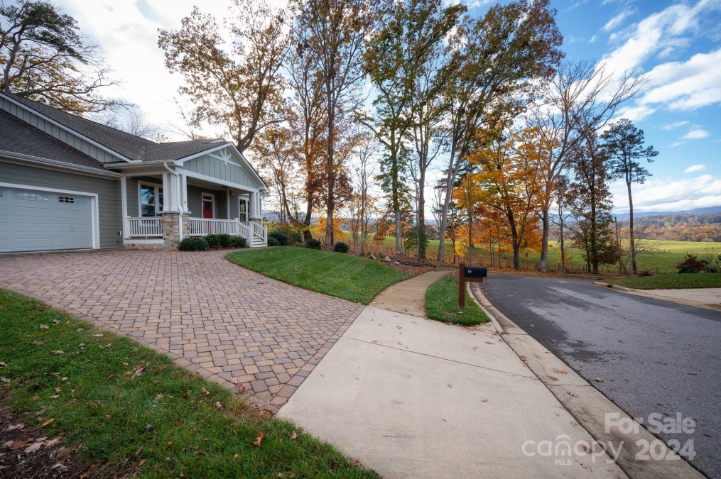 19 Roundtop Ridge Ct Candler, NC 28715