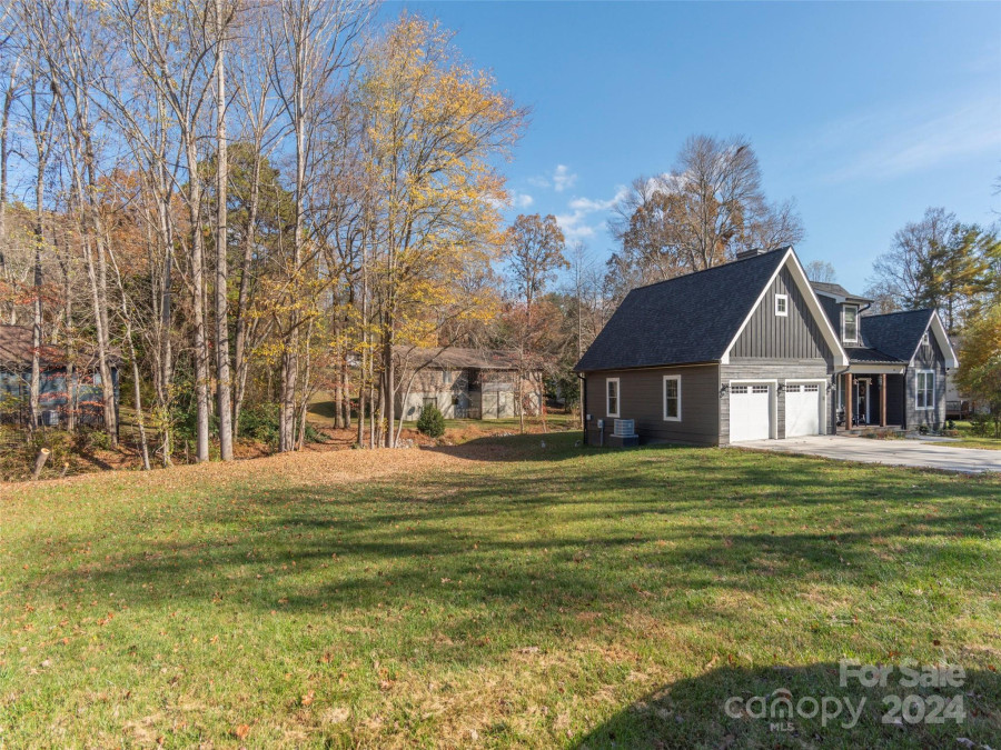 24 Oakbrook Rd Fletcher, NC 28732