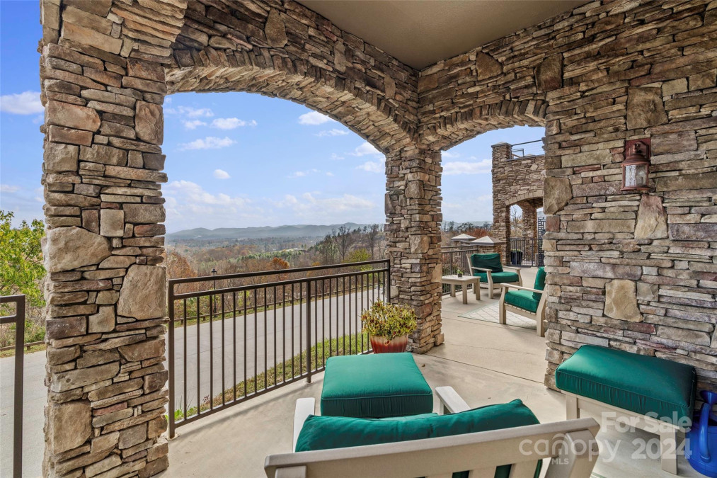 4 Chimney Crest Dr Asheville, NC 28806