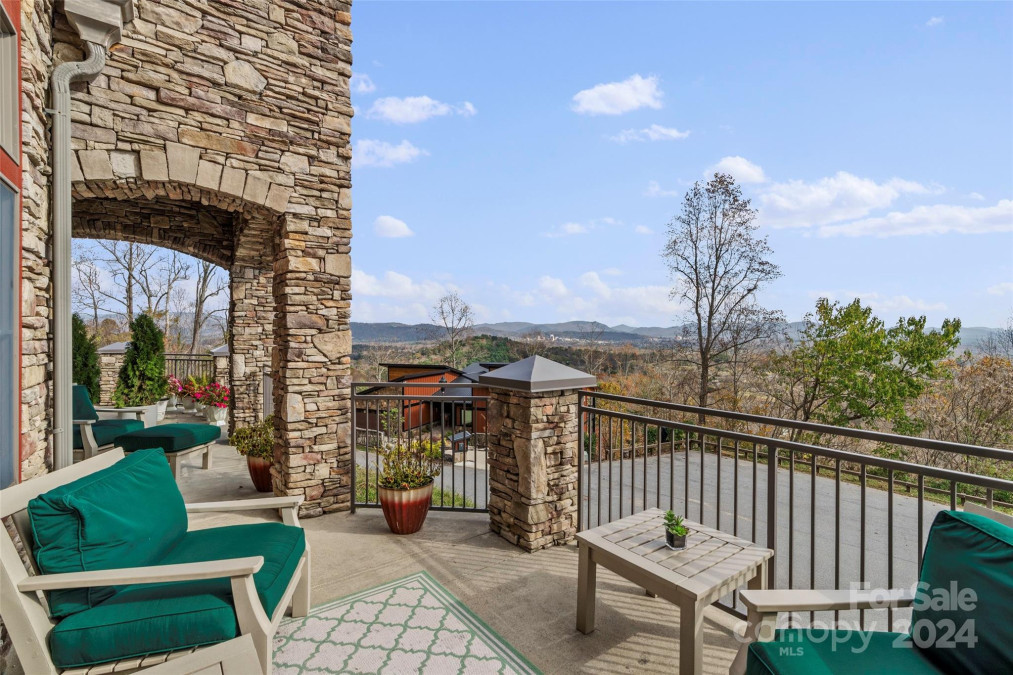 4 Chimney Crest Dr Asheville, NC 28806