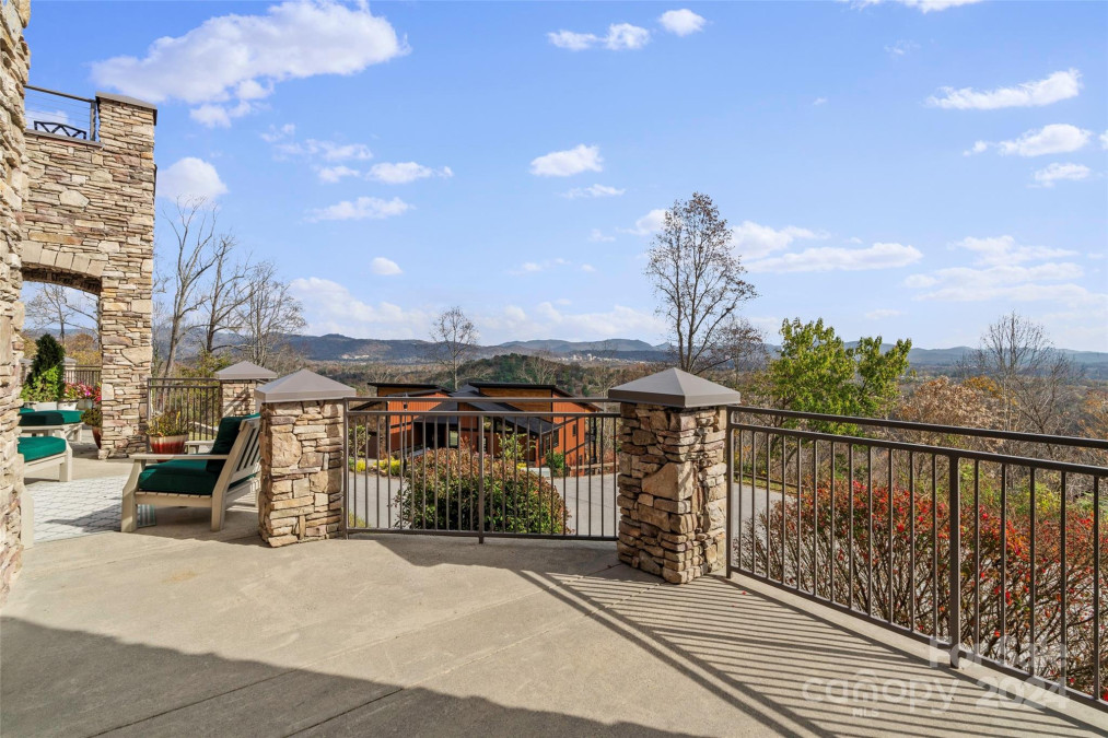 4 Chimney Crest Dr Asheville, NC 28806