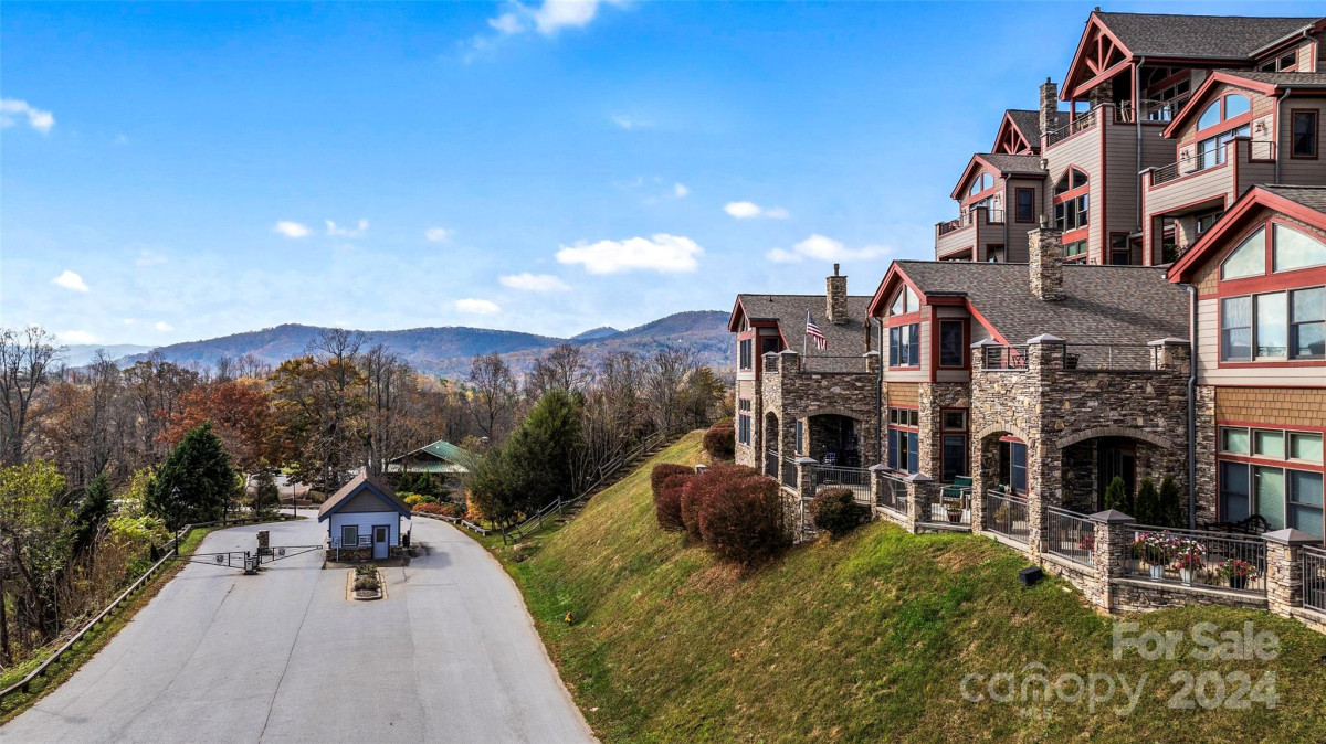 4 Chimney Crest Dr Asheville, NC 28806