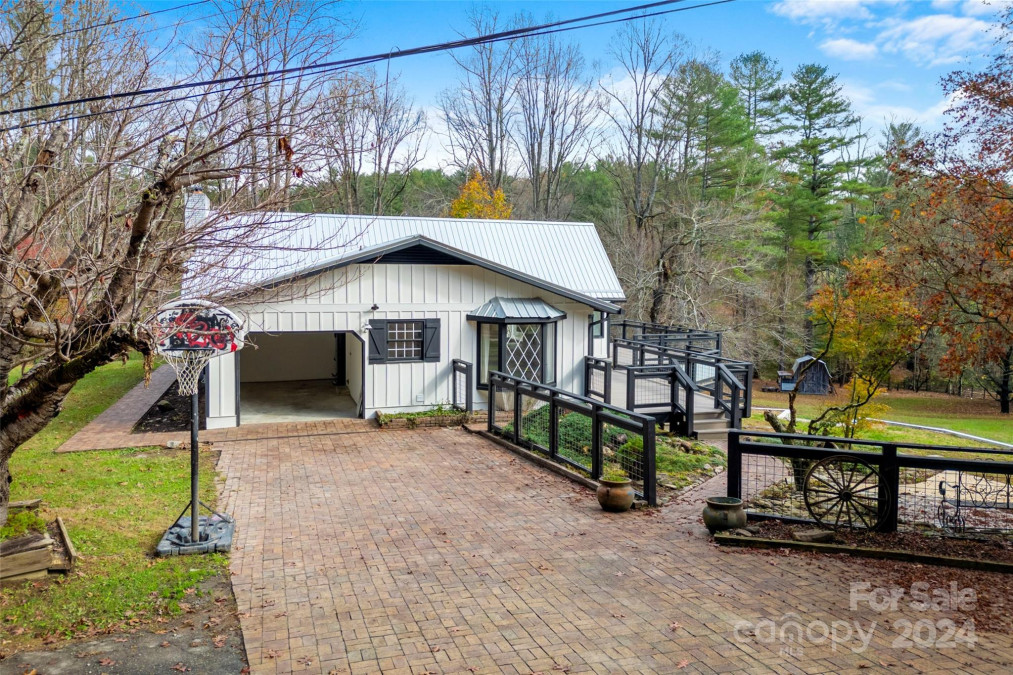 158 Glen Echo Ln Hendersonville, NC 28739