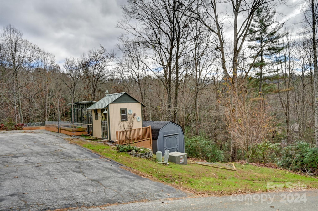 5 Laurel Forest Dr Horse Shoe, NC 28742