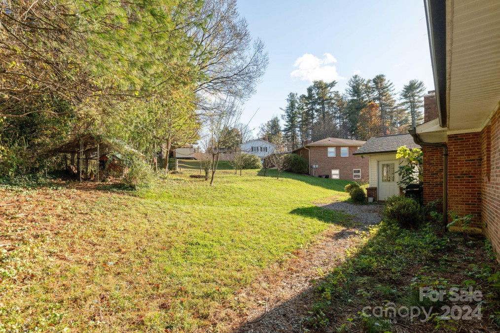 393 Wayside Ln Hendersonville, NC 28792