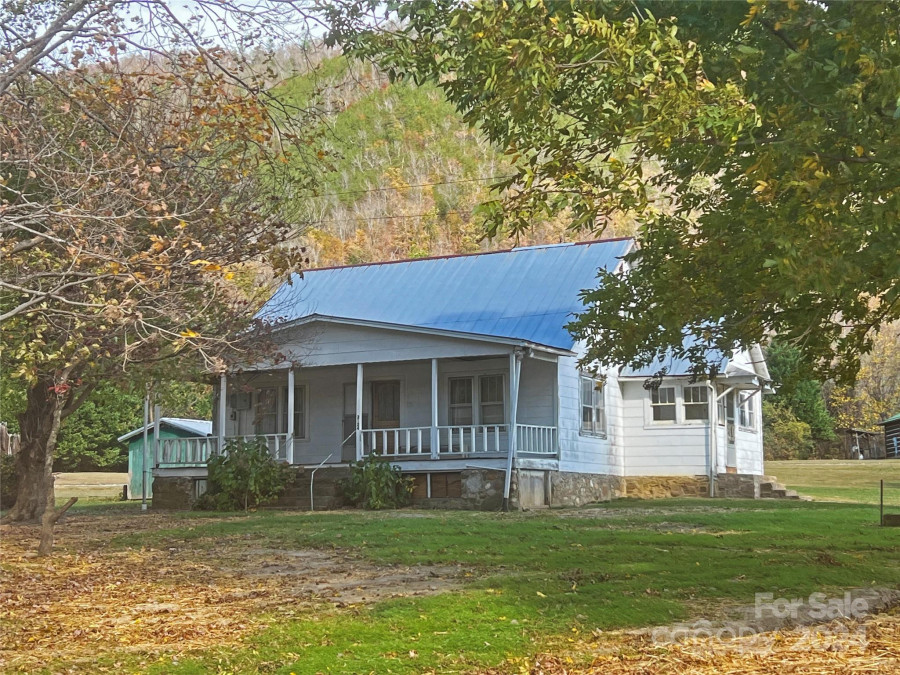 2124 River Rd Hot Springs, NC 28743